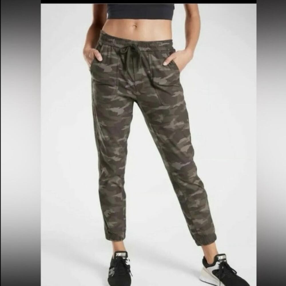 Athleta camo farallon jogger green size 6